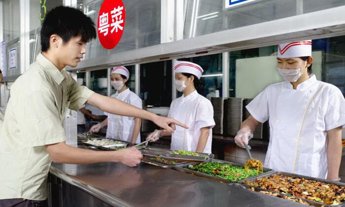 佛山飯?zhí)贸邪鼏T工窗口打飯